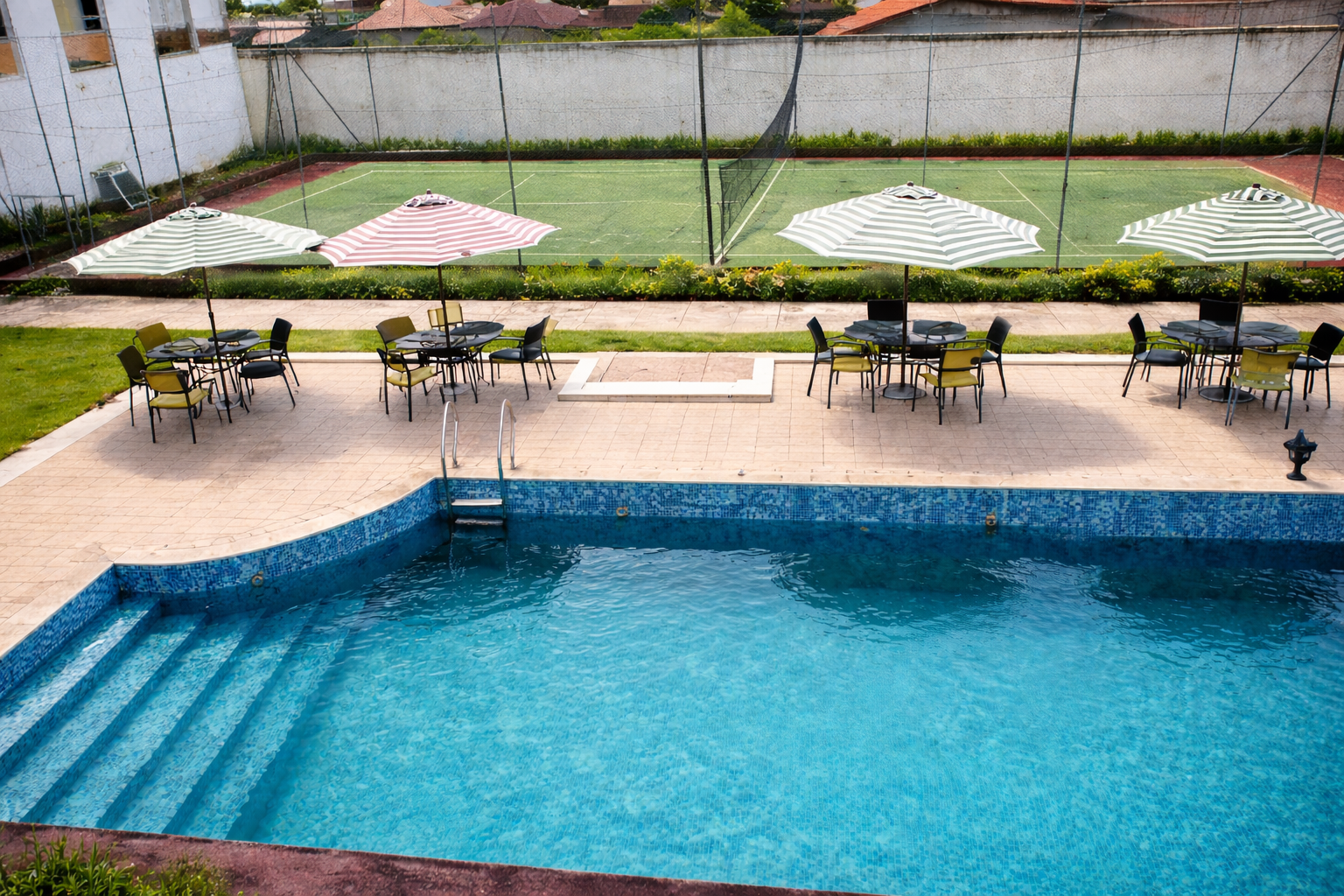 Terrain de Tennis et Façade  du 2eme batimement